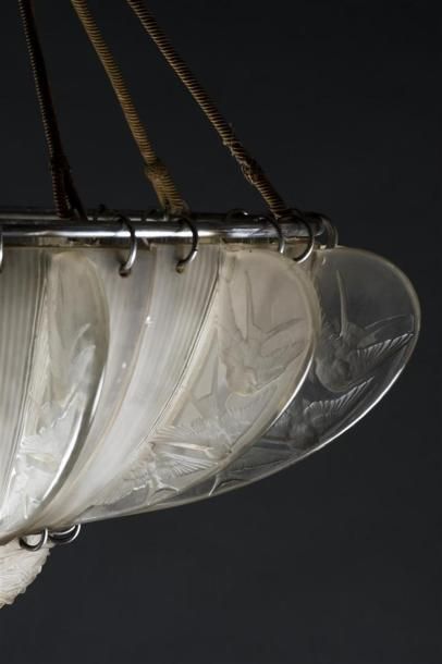 null René LALIQUE (1860-1945)
Grand lustre modèle N°2260 « Hirondelles" en verre...