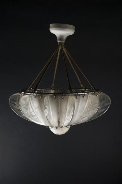 null René LALIQUE (1860-1945)
Grand lustre modèle N°2260 « Hirondelles" en verre...