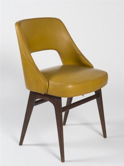 null Travail français 1950
Suite de six chaises recouvertes de simili cuir de couleur...