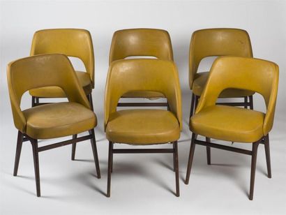 null Travail français 1950
Suite de six chaises recouvertes de simili cuir de couleur...