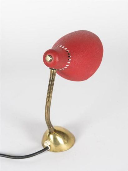 null Travail français 1950
Lampe de table reposant sur un socle en laiton doré
Col...