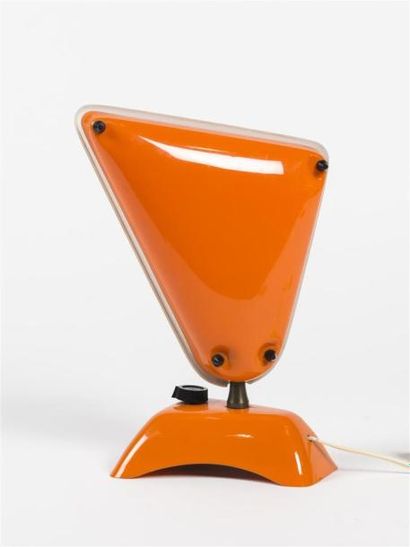 null Travail Français 1950
Lampe de table en plastique abs de couleur orange et blanc....