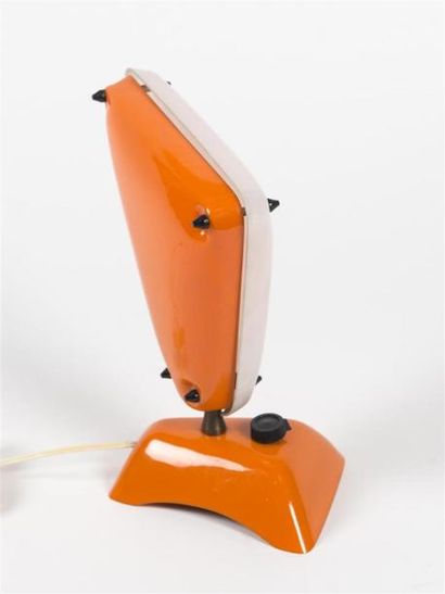 null Travail Français 1950
Lampe de table en plastique abs de couleur orange et blanc....