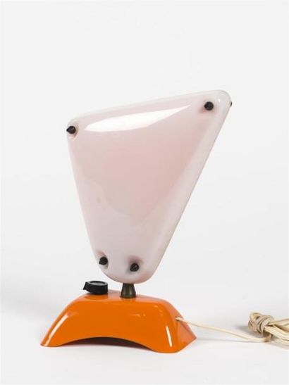 null Travail Français 1950
Lampe de table en plastique abs de couleur orange et blanc....
