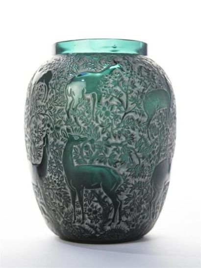 null René LALIQUE (1860-1945).
Vase modèle aux "Biches" en verre soufflé-moulé patiné...