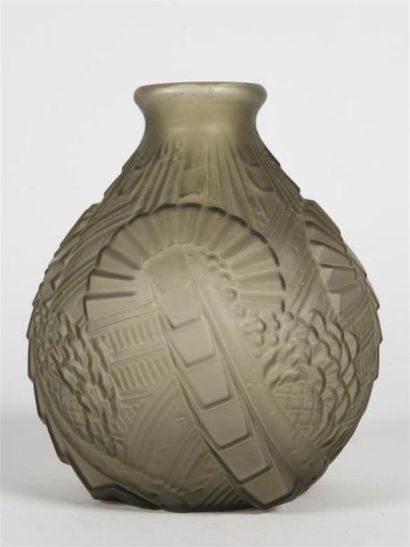 null JOMA MONTREUIL
Vase de forme boule à col resserré en verre moulé pressé à décor...