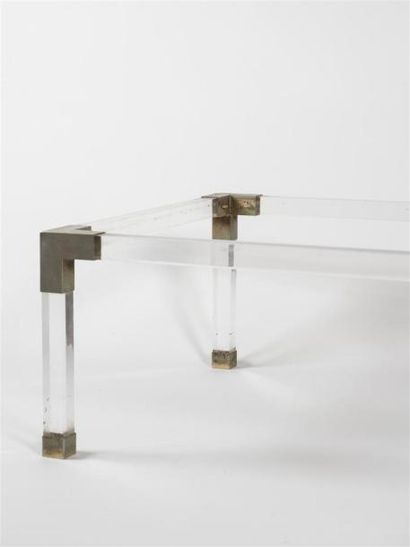 null David LANGE (XX ème) Attribué à 
Table basse en plexiglas et structure en métal...