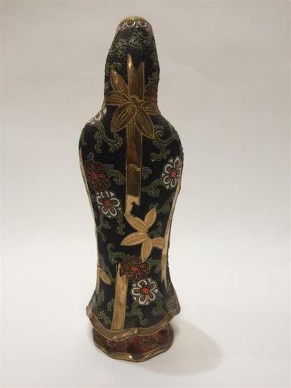 null JAPON, SATSUMA
Gua nin en porcelaine
Signée de deux idéogrammes
19ème siècle...