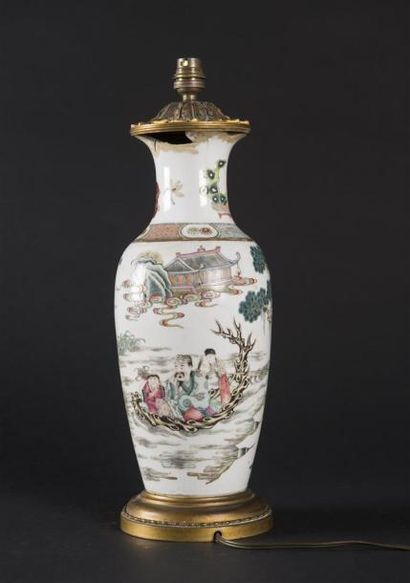null CHINE vase en porcelaine monté en lampe à décor de divinités
accidents et manques...