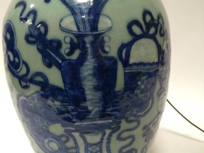 null Chine, vase en porcelaine céladon à décor d'instruments de lettrésur une fa...