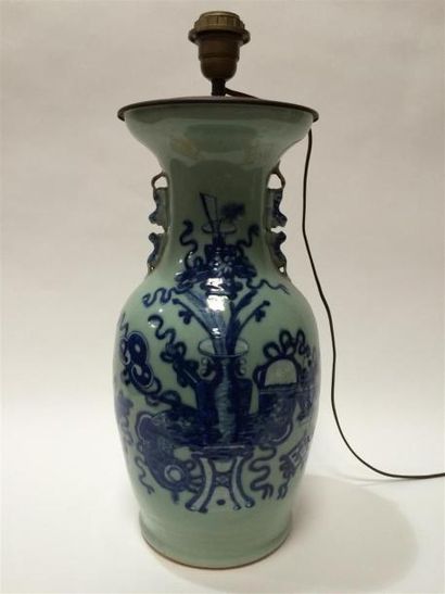 null Chine, vase en porcelaine céladon à décor d'instruments de lettrésur une fa...