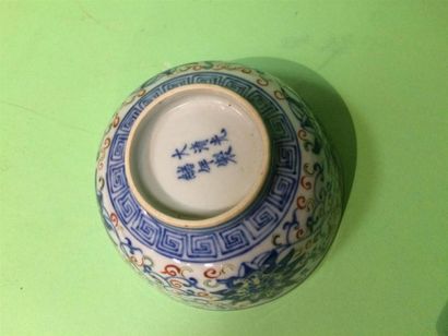 null Chine, bol en porcelaine émaillé en bleu rouge et blanc à décor de fleurs, signé
Chine...