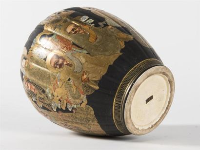 null JAPON vase couvert cotes pincées décor émaillé et doré
Vers 1900
H : 25cm
