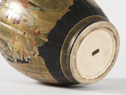 null JAPON vase couvert cotes pincées décor émaillé et doré
Vers 1900
H : 25cm