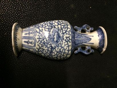 null CHINE, Bouquetière en porcelaine à décor blanc bleu 
H : 16, 5 cm 
(éclat au...