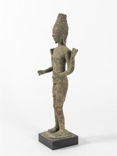 null Cambodge , 20ème siècle
Sujet en bronze patiné
H : 37 L: 14 cm