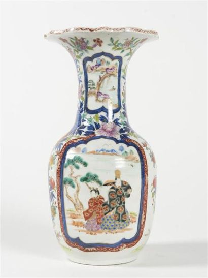 null Japon, paire de vases en porcelaine à décor de scène animées 
H: 31 cm