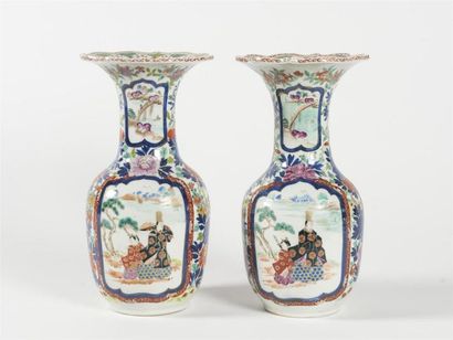 null Japon, paire de vases en porcelaine à décor de scène animées 
H: 31 cm