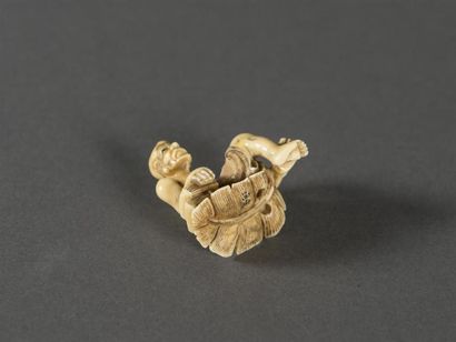 null Japon, netsuke homme accoudé sur deux livres tenant une badine
L : 4.5cm