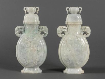 null CHINE Paire d'importants vase de forme archaïque en jadéite prises en forme...