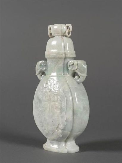null CHINE Paire d'importants vase de forme archaïque en jadéite prises en forme...