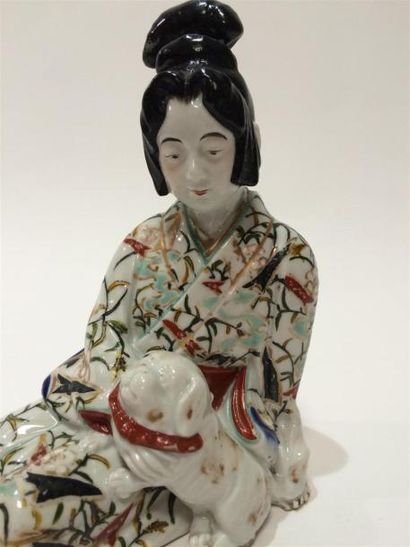null JAPON, femme assise avec un chien, sujet en porcleaine polychrome , vers 1900...