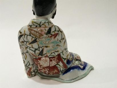 null JAPON, femme assise avec un chien, sujet en porcleaine polychrome , vers 1900...