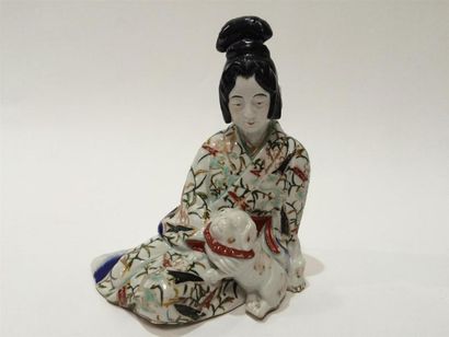 null JAPON, femme assise avec un chien, sujet en porcleaine polychrome , vers 1900...