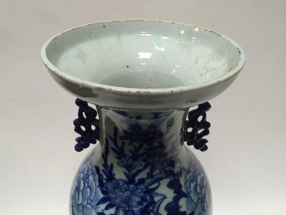 null CHINE Grand vase en porcelaine céladon à décor en camaieu bleu, anses en releif...