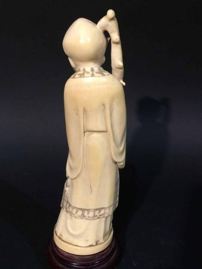 null CHINE Statuette en ivoire sculpté "Sage tenant un bâton". Dynastie Qing, fin...
