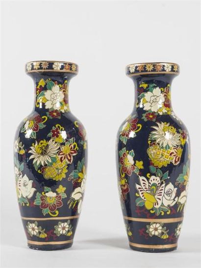 null Chine, deux vases en cloisonné 
restauration au col 
H: 25.5 cm
