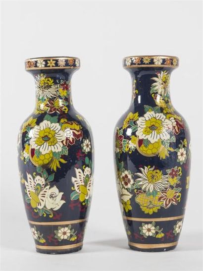 null Chine, deux vases en cloisonné 
restauration au col 
H: 25.5 cm