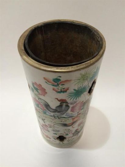 null CHINE vase rouleau en porcelaine à décor de coq 
H : 28cm