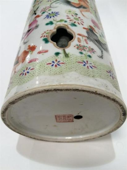 null CHINE vase rouleau en porcelaine à décor de coq 
H : 28cm