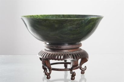 null Grande coupe en jade épinard, présentoir en bois ajouré
H : 7, 5 Diam : 22 ...