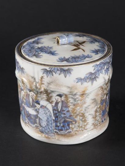 null CHINE paire de pots couvert à décor de lettrés en porcelaine bleu et doré
Prise...