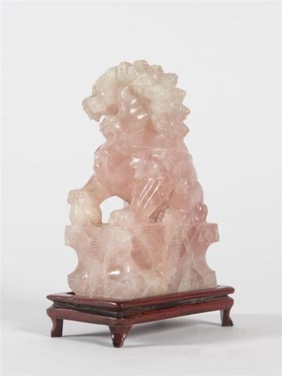 null Paire de chiens de Fo en quartz rose
H : 19 - L: 11, 5 P : 7 cm
(éclats)