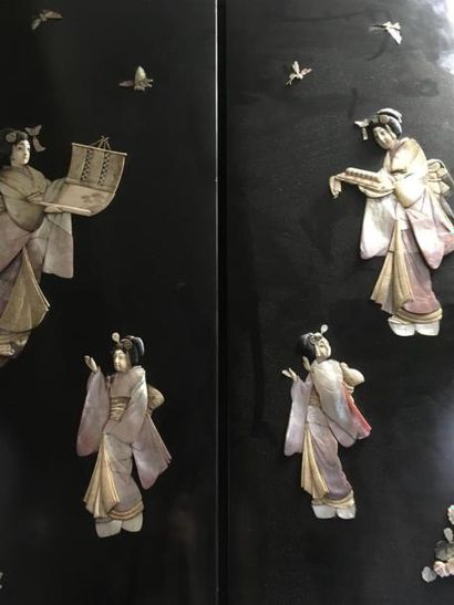 null JAPON Deux panneaux d'ivoire en bois de fer à décor de personnages
107x30cm