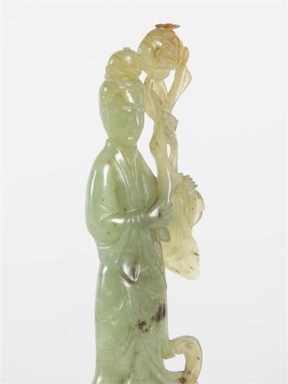 null Chine,Gua Nin en jade, socle en bois
H/21 cm