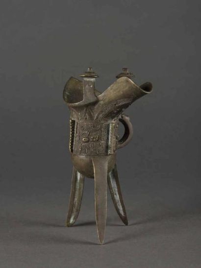 null Coupe libatoire en bronze à décor archaïque anse latérale, tripode
 H : 21 ...
