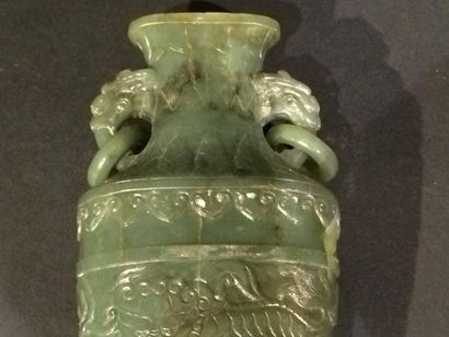 null CHINE 
Vase à anses en jade sculpté sur piedouche
Qing premier tiers du 19ème...