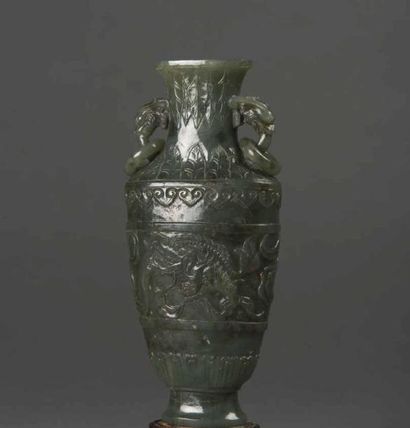 null CHINE 
Vase à anses en jade sculpté sur piedouche
Qing premier tiers du 19ème...