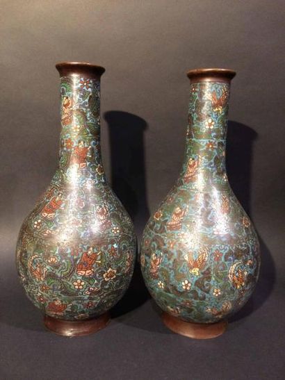 null CHINE 
Paire de vases balustre en bronze cloisonné sur piedouche
Dynastie Qing,...