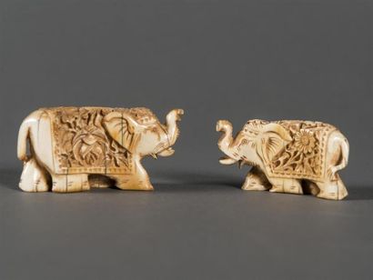 null INDE, deux éléphants en ivoire sculpté 
L : 7cm
L : 6.5cm