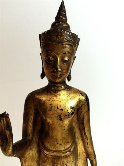 null THAILANDE, Boudha en laiton doré
18ème siècle
H : 52 cm
(tête accidentée)