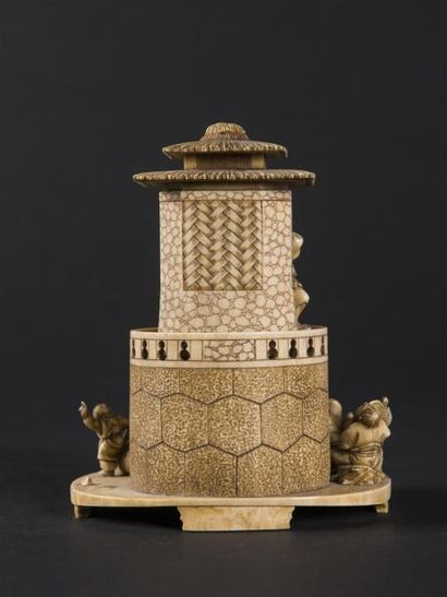 null JAPON 
Temple en ivoire formant boîte en ivoire (manques)
