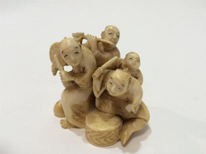 null JAPON, netsuké en ivoire sculpté, quatre musiciens, signé
H : 5 cm