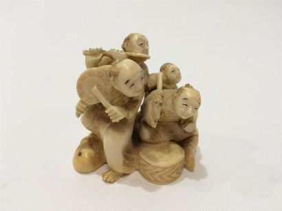 null JAPON, netsuké en ivoire sculpté, quatre musiciens, signé
H : 5 cm