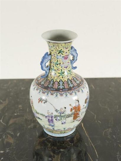 null Chine, Vase en porcelaine émaillée famille rose
début du XXe siècle
De forme...