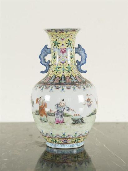 null Chine, Vase en porcelaine émaillée famille rose
début du XXe siècle
De forme...
